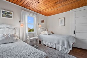 6 bedrooms, iron/ironing board, WiFi