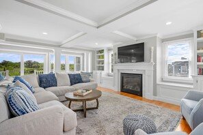 Televisión de pantalla plana y chimenea 