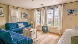 Ein gemütliches Wohnzimmer mit einem blauen Sofa, einer kleinen Holzschatulle und einem Vintage-Radio.