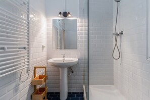 Shower, hair dryer, towels, shampoo