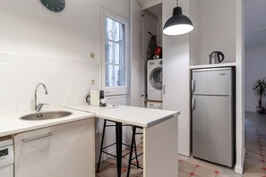 Een koelkast, een magnetron, een oven, een kookplaat