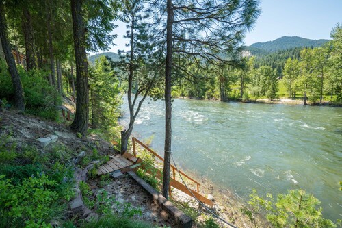 Newly renovated Riverfront property that sleeps 8 guests & dog friendly.