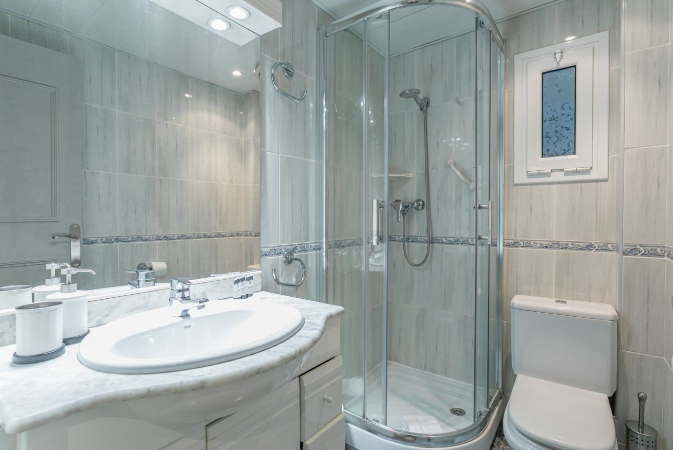 Een douche, een haardroger, handdoeken, shampoo