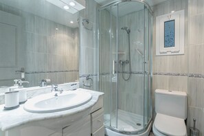 Shower, hair dryer, towels, shampoo