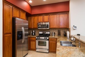 Townhome, 2 Bedrooms | Private kitchen
