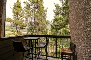 Condo, varias habitaciones | Restaurante al aire libre