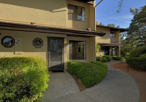 Canyon Mesa Getaway by Casago