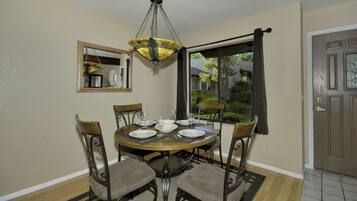 Condo, 2 phòng ngủ | Khu vực ăn uống tại phòng