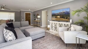 House, 5 Bedrooms | Living room - Scottsdale Serenity by Casago (Scottsdale)