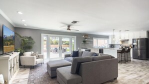 House, 5 Bedrooms | Living room - Scottsdale Serenity by Casago (Scottsdale)