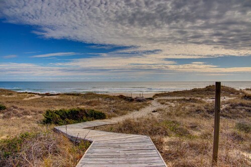 Cozy Condo Perfect for Solo Travelers or Couples w Beach & Sound Access & Community Pool