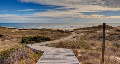 Cozy Condo Perfect for Solo Travelers or Couples w Beach & Sound Access & Community Pool