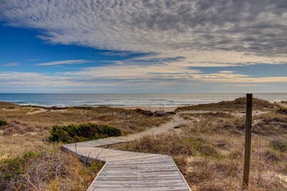 Cozy Condo Perfect for Solo Travelers or Couples w Beach & Sound Access & Community Pool