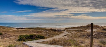 Cozy Condo Perfect for Solo Travelers or Couples w Beach & Sound Access & Community Pool