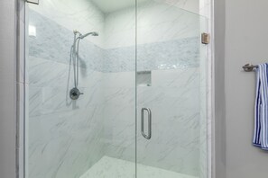 Combined shower/tub, hair dryer, towels