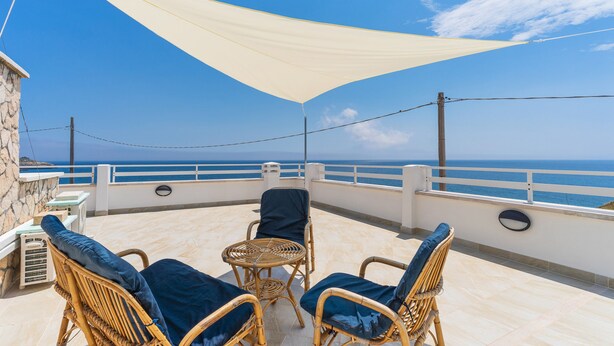 A balcony with wicker chairs and a table, overlooking the sea. - 2048 Casa Marchello - Bilo 2 by Barbarhouse (Castrignano del Capo)