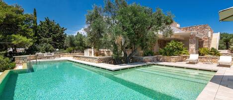 시즌별로 운영되는 야외 수영장