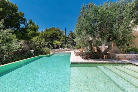 Una piscina al aire libre de temporada