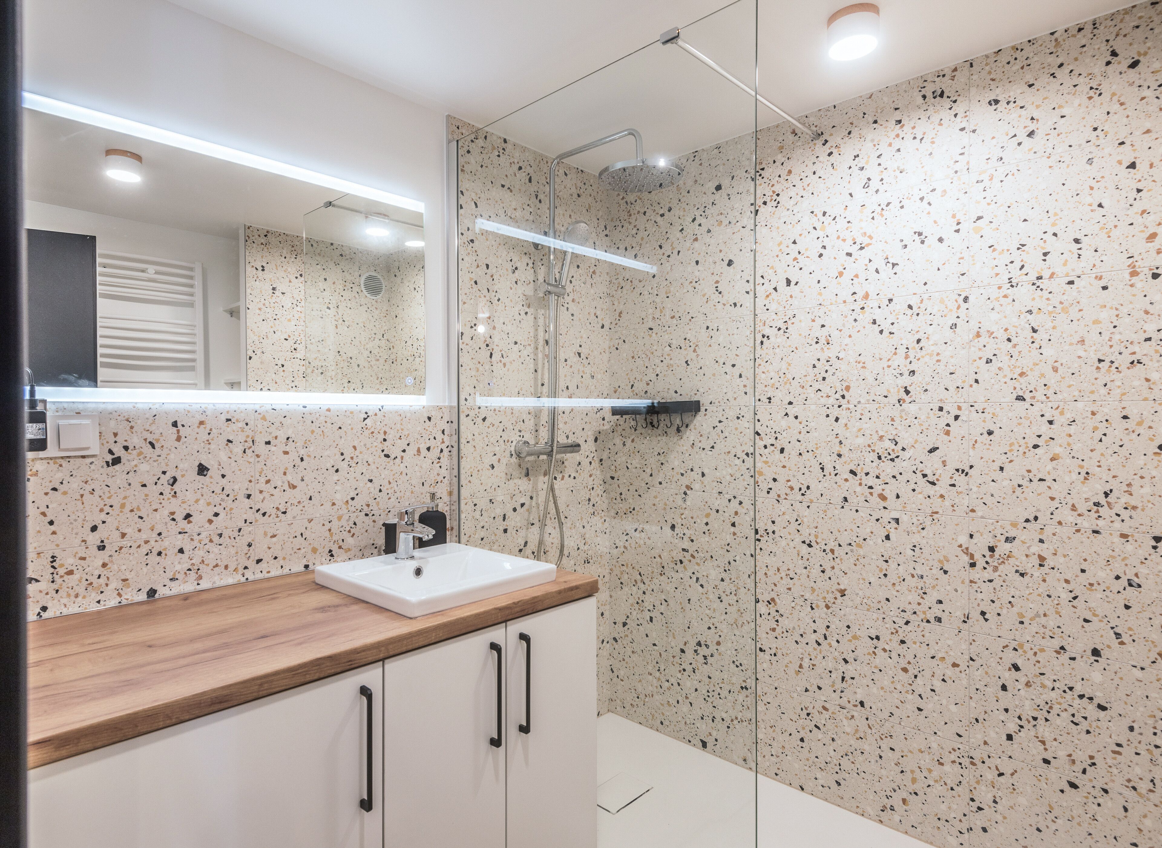 Een douche, een haardroger, handdoeken, zeep