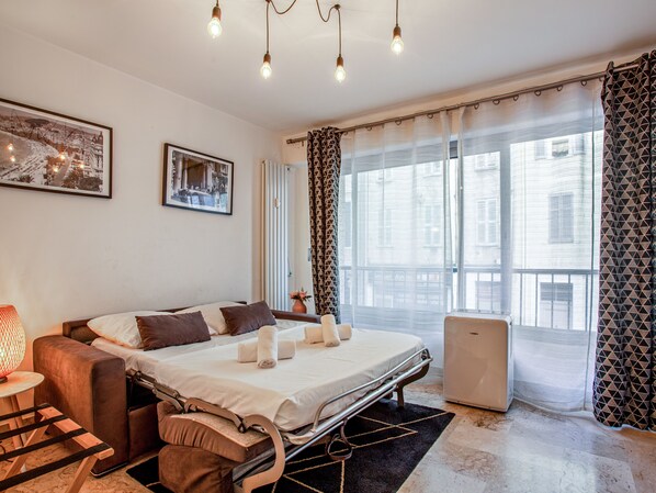 Een strijkplank/strijkijzer, wifi, beddengoed