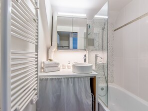 Badkar, hårtork och handdukar