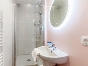 Douche, sèche-cheveux, serviettes fournies, savon