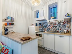 Réfrigérateur, four, lave-vaisselle, cafetière/bouilloire