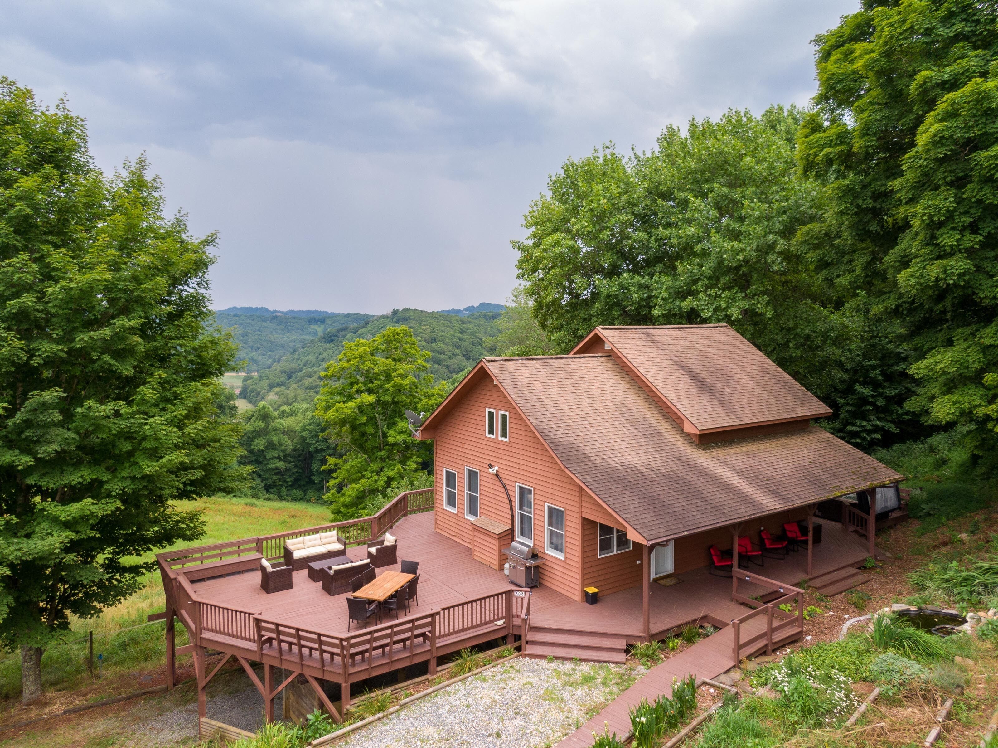 Misty Mornings Escape - Near Boone, great views, hot tub, pets welcome!