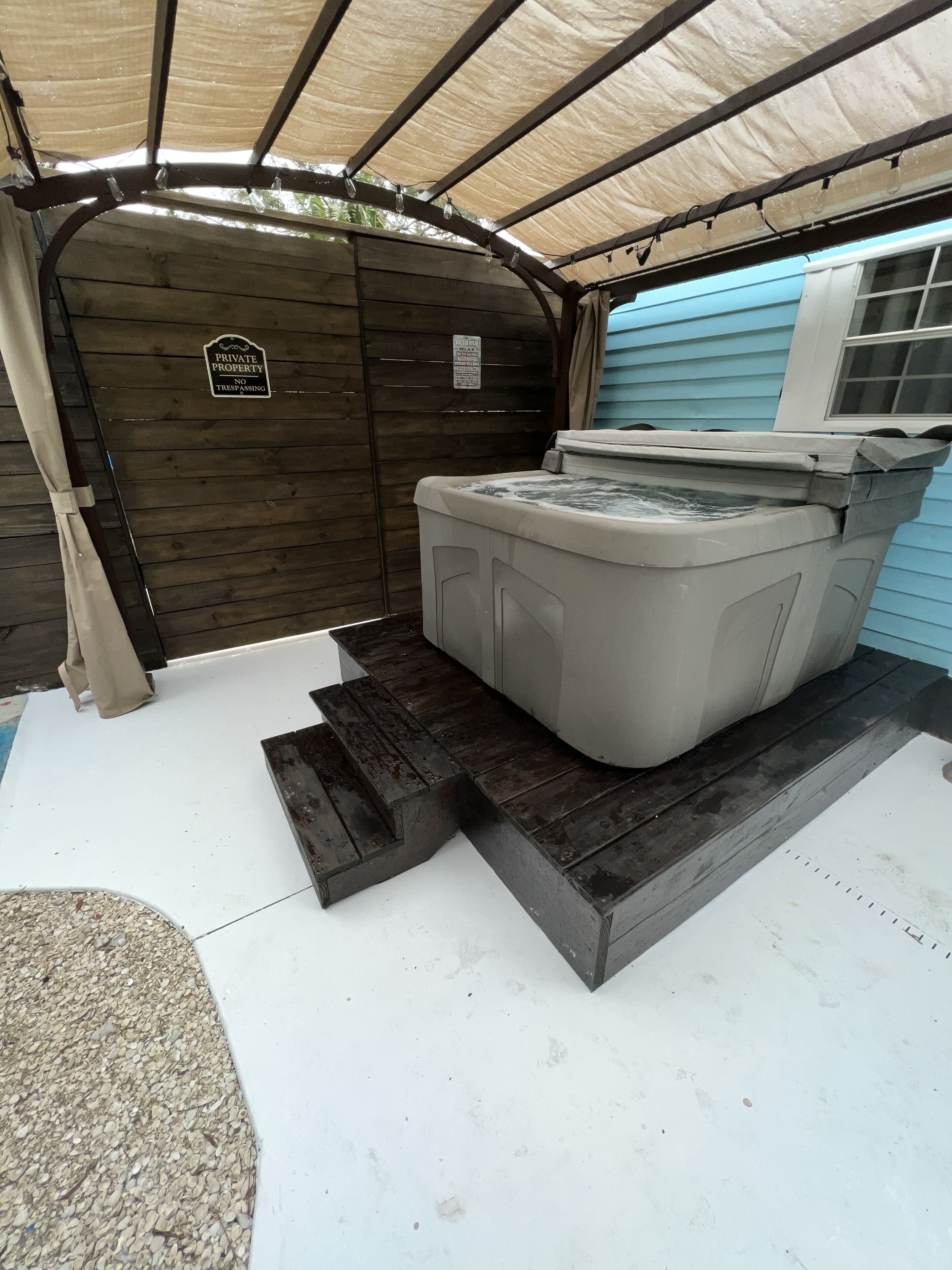Outdoor spa tub