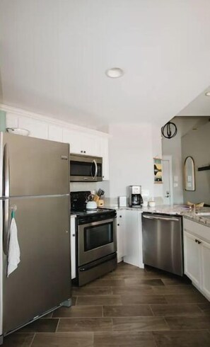 Refrigerador, microondas, horno y parrilla de estufa