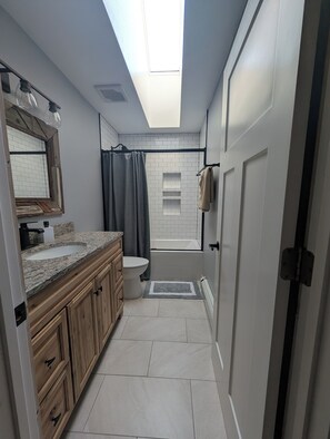Combined shower/bathtub, hair dryer, towels, toilet paper