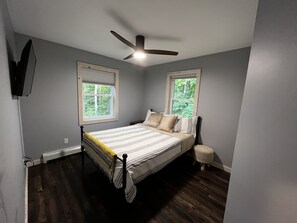 3 bedrooms, desk, iron/ironing board, WiFi