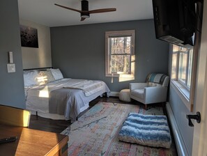4 bedrooms, desk, iron/ironing board, WiFi