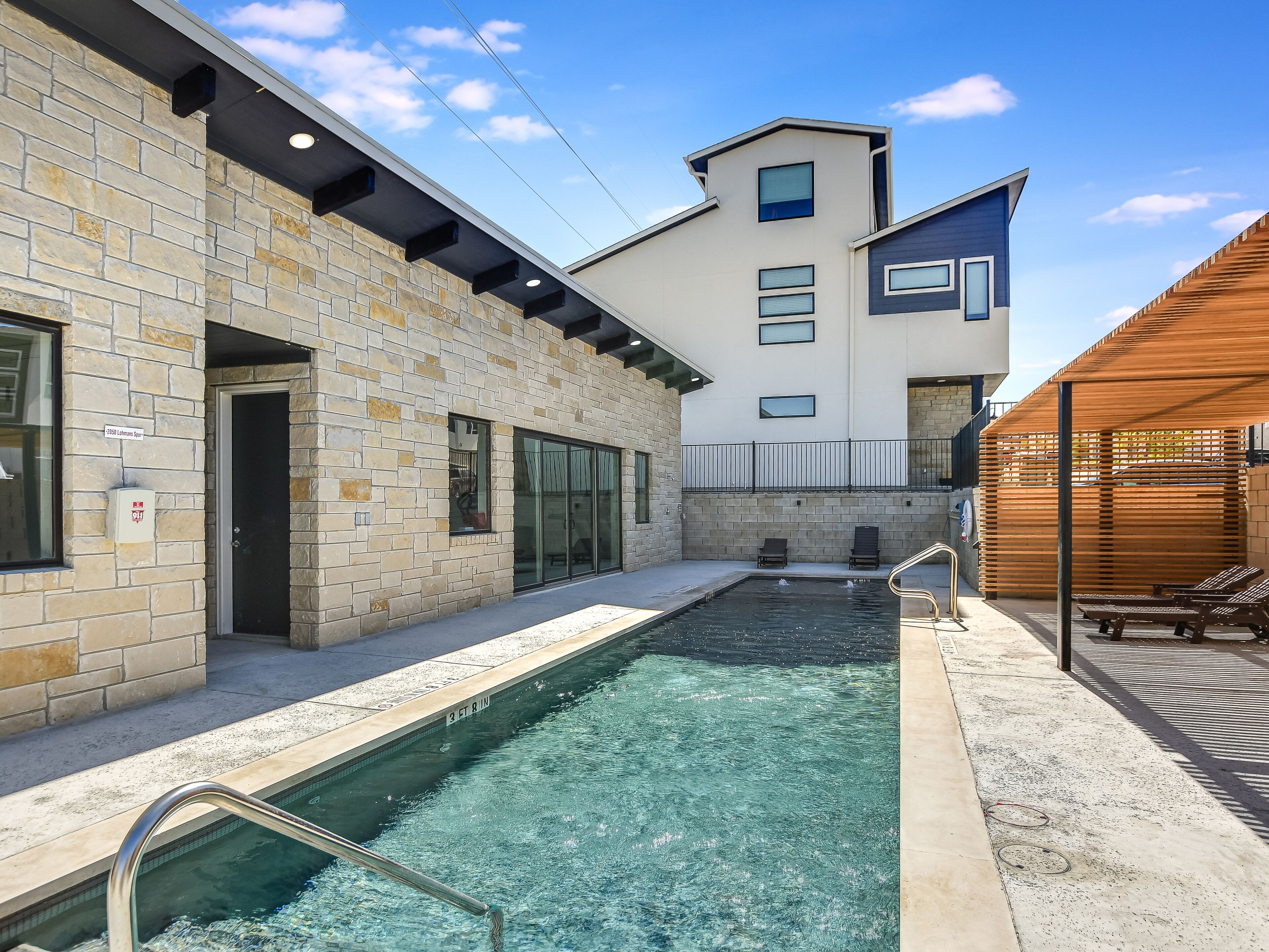 Lakeway Villa with resort amenities