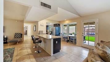 House, 4 Bedrooms | Private kitchen