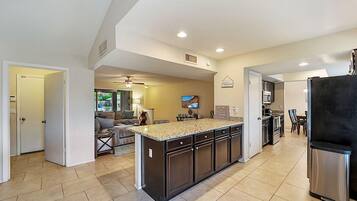 House, 4 Bedrooms | Private kitchen