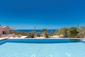 Piscine extérieure (ouverte en saison)