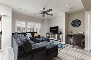 Stadtwohnung, 2 Schlafzimmer | Wohnzimmer