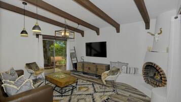 House, 2 Bedrooms | Living room