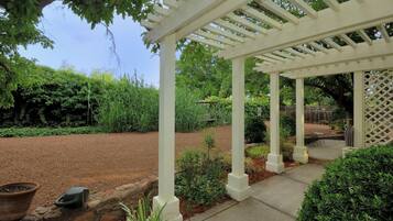 House, 2 Bedrooms | Property grounds