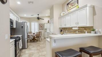 House, 2 Bedrooms | Private kitchen