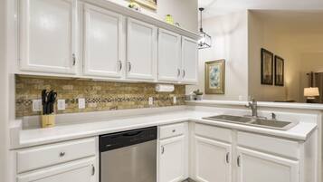 House, 2 Bedrooms | Private kitchen