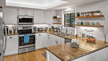 House, 3 Bedrooms | Private kitchen