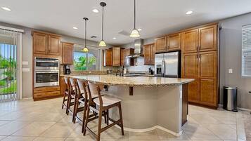 House, 4 Bedrooms | Private kitchen