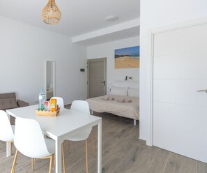 1 chambre, fer et planche à repasser, accès au Wi-Fi (inclus)