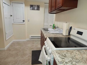 Cookware/dishes/utensils - Mamas Love Apartment (Newark)