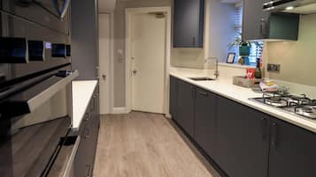 Een koelkast, een vaatwasser, een waterkoker, een broodrooster