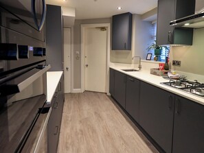 Een koelkast, een vaatwasser, een waterkoker, een broodrooster