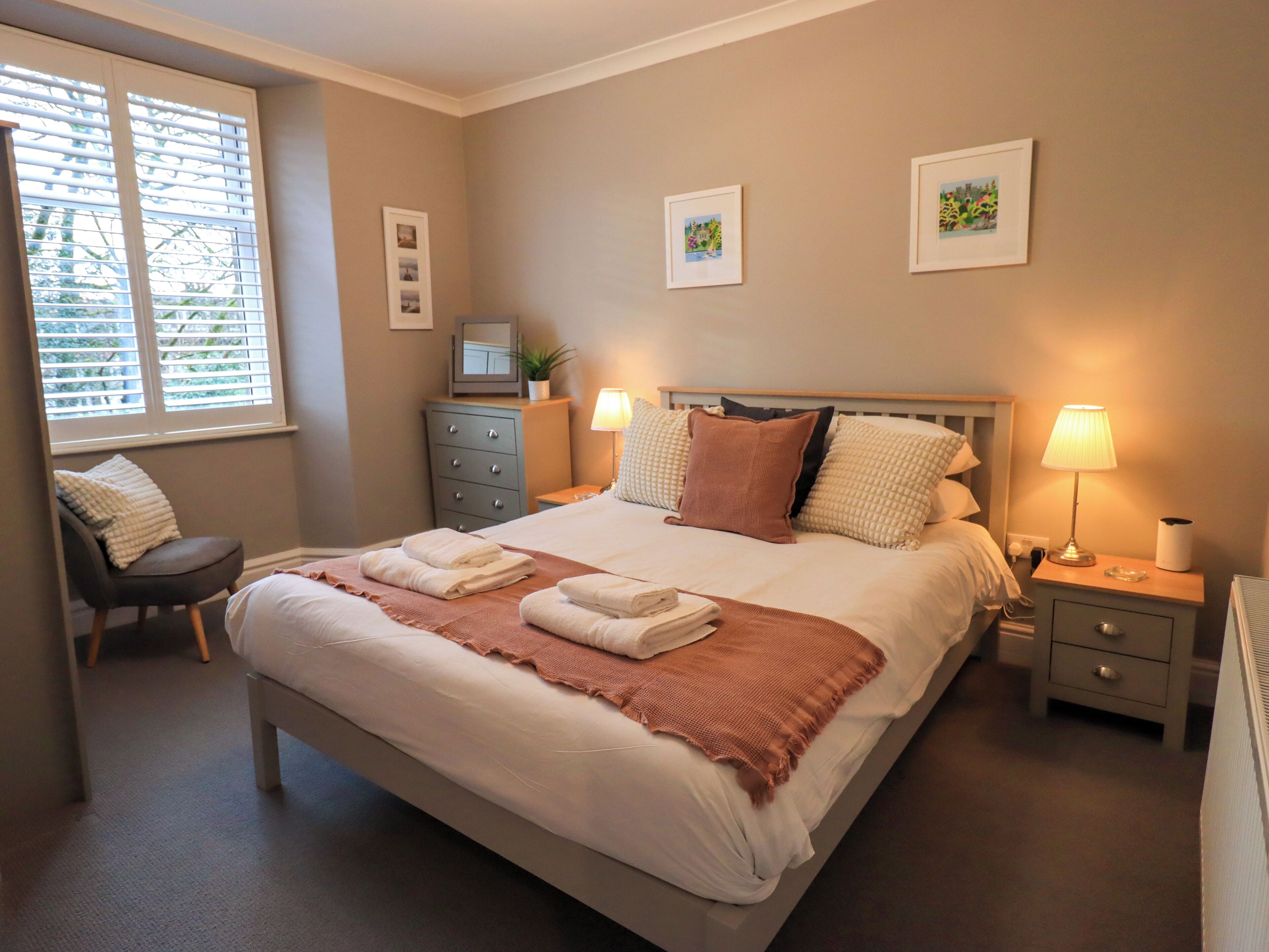 3 makuuhuonetta, yksilöllisesti sisustettu, yksilöllisesti kalustettu