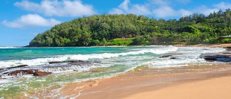 Una playa cerca, sillas reclinables de playa, toallas de playa